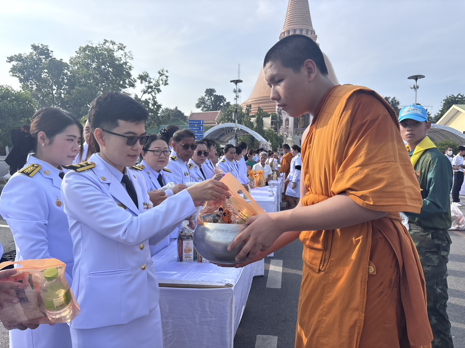 title - พิธีสวดพระพุทธมนต์ พิธีทำบุญตักบาตร และพิธีวางพวงมาลา เนื่องในวันนวมินทรมหาราช ประจำปี 2569